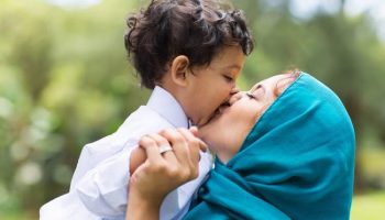 Чи можна цілувати свою дитину в губи? Терапевти показують, як це впливає на дитину