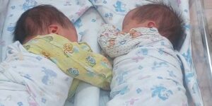 Біологічні батьки відмовились забирати двійню у сурогатної мами. Подальша доля малюків приголомшила всіх.