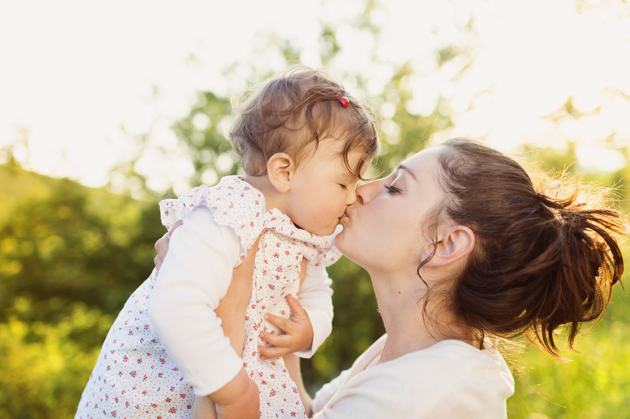 Мама поцелую морщинки. Мама целует малыша. Мама обнимает малыша. Мама картинка для детей. Девочка с мамой.