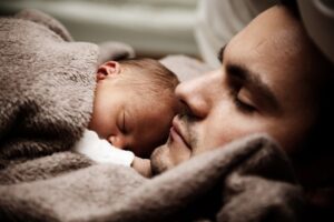 Дівчатам тільки й потрібно дитину народити, печатку в паспорті поставити і в його квартирі прописатися. Класична історія