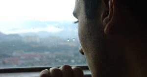 В якийсь момент Сашко завмер, для чогось понюхав повітря і сумно зітхнув, згадавши минуле. Свій дванадцятий день народження