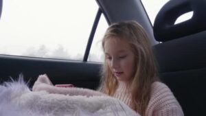 Дівчинка сиділа на задньому сидінні, а тато з сусідкою її навіть не помітили і пішли прогулятися