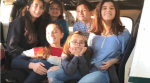 17-річна дівчина сама виростила п’ятьох братів і сестер