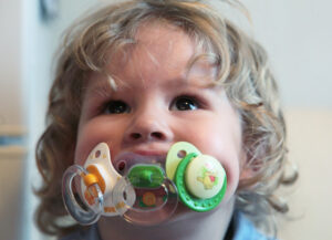 – Юлька! Так у тебе совість є? – обурився я. Ти ж цілими днями вдома сидиш, в чистоті, в теплі. А я? 