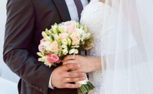 – Мама, тато, я заміж виходжу, хочу весільну сукню і ляльку на капоті, в загальному, щоб не гірше, ніж в інших