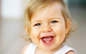 Сьогодні їхала в електричці і спостерігала таку картину: у вагон заходить старенька, тримаючи за пазухою кошеня, і зі сльозами на очах і тремтінням в голосі починає просити, щоб хто-небудь забрав тварину