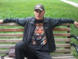 — Я не знаю цієї жінки, – сказав Іван до охорони, дивлячись матері в очі, – У мене батьків немає. Я з дитинства сирота