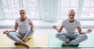 Якщо вам 40+, тоді ви вимушені займатися йогою в дома! Ось підбірка вправ