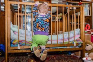 Інна Сергіївна прокинулася від дивних звуків. Різко відірвала голову від подушки, прислухалася, і раптом побачила її над дитячим ліжечком