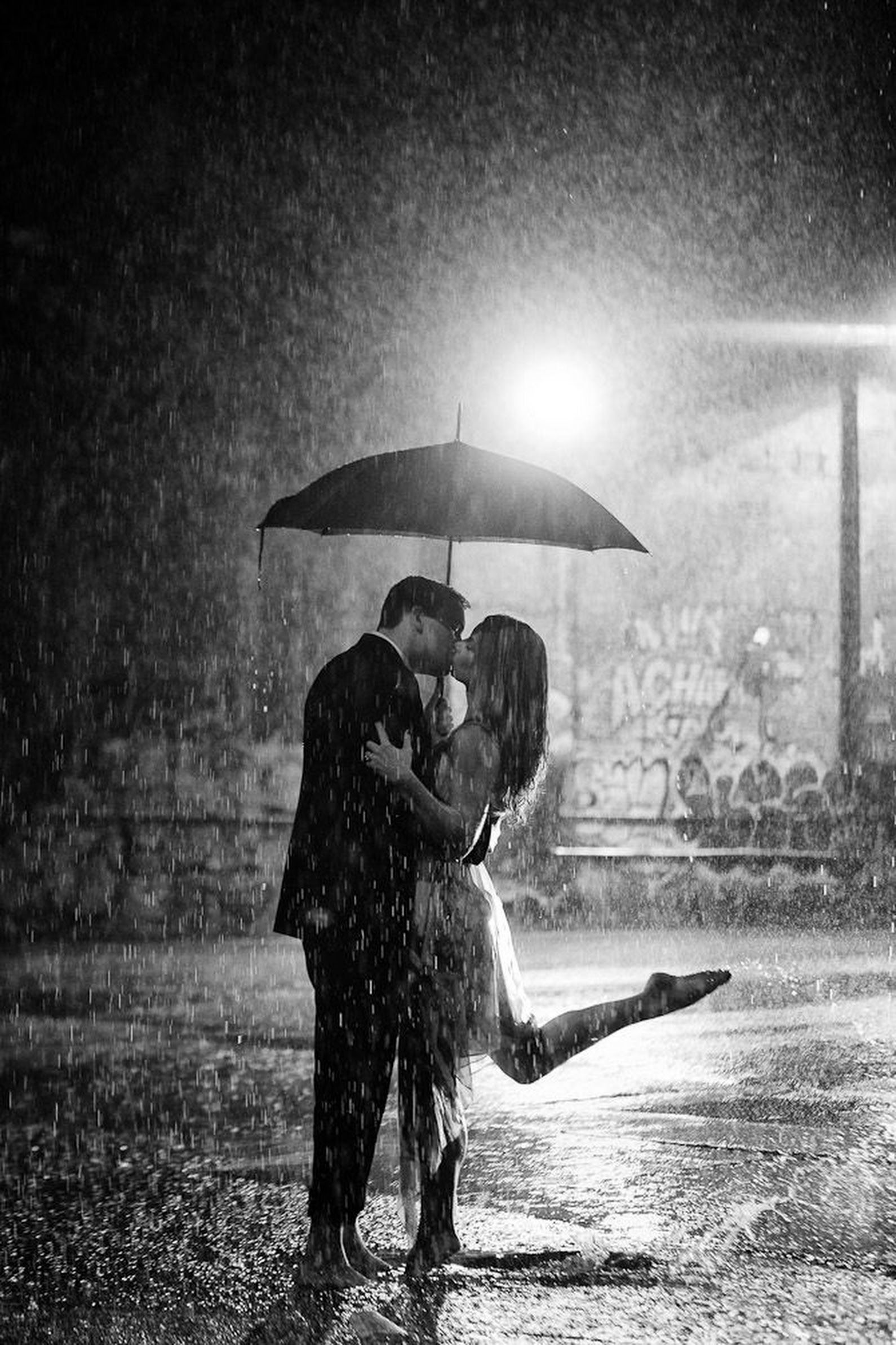 Рясный парной дождик. Пара под дождем. Влюбленные под дождем. Поцелуй под дождем. Двое под дождем.