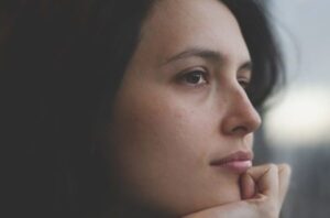 Чоловік почав цькувати свою дружину. Він не відмовляв собі в походеньках до інших жінок і навіть не приховував свої зради від Оксани