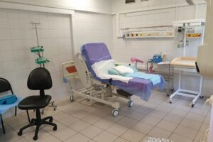 Везуть мене по лікарні в сорочці, в’язаній шапці і ковзанах. Люди здивовано на це дивилися