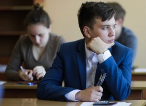 Відчуваючи, як зрадницьки затремтіли мої коліна, а щоки миттєво налилися жаром і червоним кольором, я, мовчки, кивнув. І вона присіла поряд