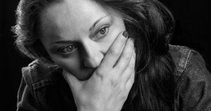 Як виявилося, добро – не бумеранг. Коли матір мого чоловіка захворіла, я почала за нею доглядати. Свекруха обіцяла залишити нам свою трикімнатну квартиру, а натомість ми отримали лише барак і занедбаний город