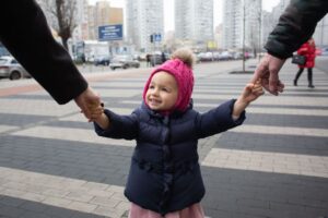 У мене хороші стосунки з сусідкою, але мені не подобається те, що вона змушує мене водити її дітей в дитячий садочок