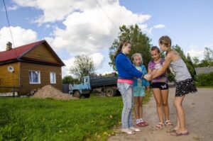 Вам краще віддати Катю. Ви вже старенький, з роками буде все важче доглядати за дівчинкою