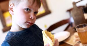 – Люди, схаменіться. Ви хочете відібрати в хлопчика ті мізерні крихти? Ваші діти набагато кращі за вас. Вони навчилися співчувати та робити добро