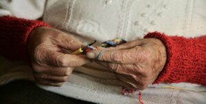 Віра Іванівна вже кілька років живе в притулку, куди її здав син. Жінка переконана, що це тимчасово