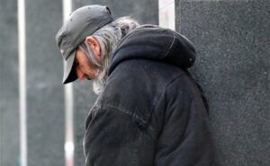 Неможливо було дивитися без сліз на цього старого. Перед смертю він думав не про свою долю, а про маленьке щеня