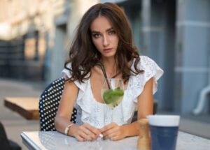 Мама нареченої сама з підносом по гостям пішла, подарунки збирати. У кожен конверт заглянула, всіх, хто мало поклав присоромила. А потім почалося веселе життя, ну і витримав молодий не довго