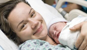 Більшість досліджень показало, що вагітність до 19 років, так і після 35 років може мати великі ризики як для мами, так і для дитини