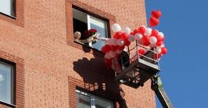 Я обернувся і почав проходити повз щасливих татусів, які стояли біля пологового будинку і запускали в повітря шарики. Я завжди хотів сина, мріяв про спадкоємця