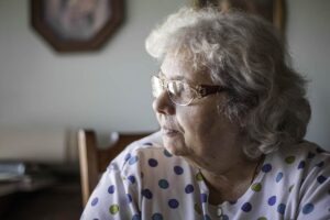 Ось вже через декілька днів, моя старенька мама вирушила в будинок для людей похилого віку. Вона дивилася на мене так, ніби я її зрадив