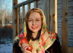 Марія вперше після РАЦСу зважилася на цей вибір. Втекти, забрати всі документи і зникнути. І ось вона тримає ключі від свого будинку, купленого з відкладених за роки грошей