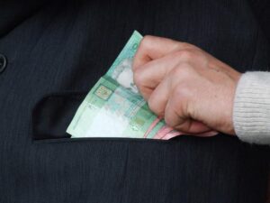 Нещодавно у нас зникло 2000 гривень. Я сказав онукам, щоб вони повернули гроші, але ті твердять, що нічого не брали. Проте крім них більше нікому це зробити!
