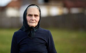 У коридорі він побачив жінку в чорній хустині. Вона ледь стояла на ногах. Виходить, це бабуся. Та яка ж вона бабуся…