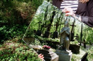 Наснилася мені бабуся, і запитує, чому нас давно не було, а ще показує руку і скаржиться, що заніміла вона у неї