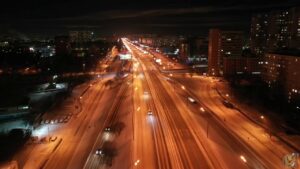 Була пізня година. Я віз вантаж по шосе неподалік гірської місцевості. Тут досить багато сіл, що сховані за лісами та горами, тому, коли побачив стареньку на узбіччі, зовсім не здивувався