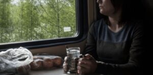 У купе зайшла бабуся з онуком, який почав мені говорити з порогу, щоб я поступилася своїм місцем