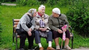 “Коли маленькі були, то бабуся їм була потрібна. Я з ними постійно сиділа, доки батьки на роботу ходили. А зараз виросли і навіть не телефонують”- бідкається Валерія Максимівна