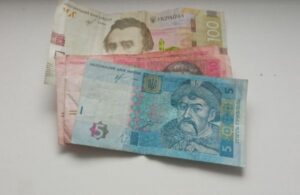 Одного разу за вечерею Іван запропонував дивне рішення щодо кредиту дружини. Сказав, що я сама виплатила повну суму