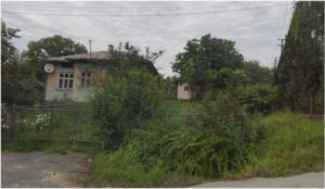 В рідному селі Михайла не було 20 років. Всі думали, що коли він повернеться, то збудує собі великий дім, але він захотів купити стареньку хатину своєї бабусі