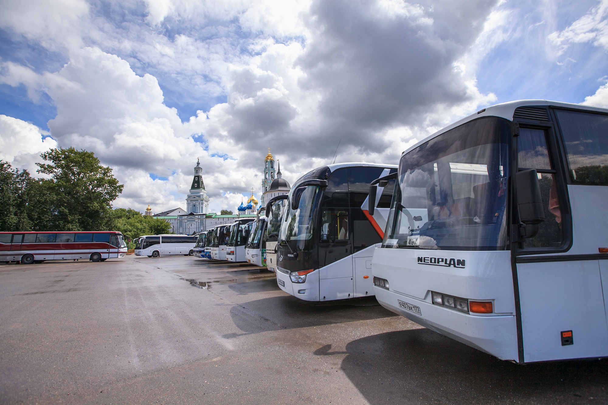 Стоянка автобусов. Автобусная стоянка. Парковка туристических автобусов. Парковки для автобусов для туристических автобусов.