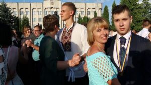 “Мамин синочок! Справжній невдаха”, – кричали однокласники, коли Сашко прийшов на випускний з матір’ю
