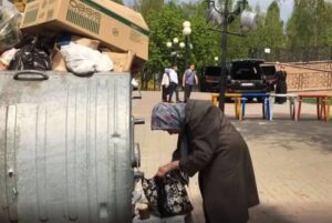 Тендітна бабуся йшла на звалище в надії що-небудь поїсти – як раптом її помітив чоловік, якого вона нагодувала, коли він був маленьким …
