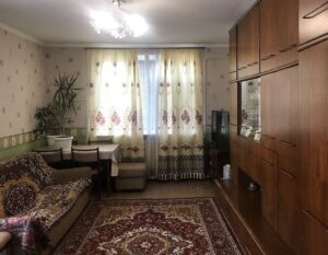 Чоловік забороняв їй виходити з дому без нього. Свободи слова вона теж не мала, як тільки починала права свої доводити, то  у відповідь чула погрози
