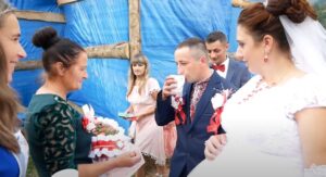 Моя подруга дитинства запросила мене на весілля та ми знову почали товаришувати, як раніше. Правда, її весілля було дуже скромним, не те, що у мене. Та і квартира, у якій молодята живуть стара й маленька