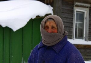 Оленка ледь стримувала сльози, щоб не заплакати. Ну хіба можна ось так вчинити зі старенькою матусею? Навіть нормального одягу не дали чи грошей. Просто вигнали, як кошеня