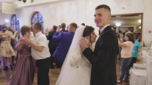 Ми гуляли весілля до ранку.  А потім нам з чоловіком виставили рахунок. Сума була в два рази більшою, ніж ми розраховували