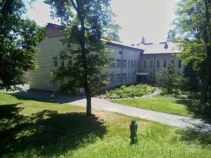 Марія жила в очікуванні заповітного дня, коли дядько Сашко нарешті приїде за нею. Якось вранці, в кімнату зайшла Ольга Степанівна і повідомила: – Маріє, до тебе приїхали