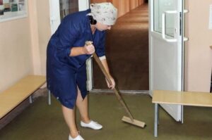 Начальник звільнив стару прибиральницю, а вона сказала йому три слова, які повністю змінили його життя