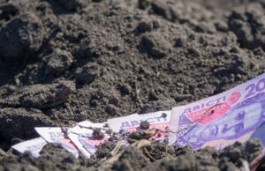 Іду дорогою додому і бачу – 500 гривень. Лежать на землі. Хотіла пройти повз, згадавши бабусині повір’я “Візьмеш чужі гроші – забереш собі усі людські біди”