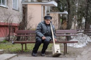 Невістка хотіла відвести свекра у дім пристарілих. Та після розмови дочки з дідусем одразу передумала