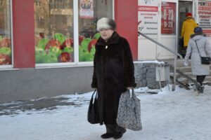 Мамо, ти краще поспи на кухні, бо у нас з жінкою багато роботи, – сказав син старенькій матері та постелив на підлогу матрац