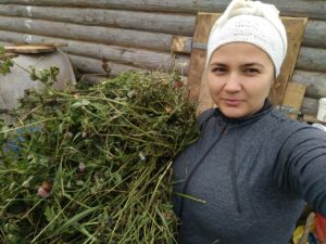 Олена переїхала з чоловіком в село. Але жінка не підозрювала з якими сусідами їй доведеться жити