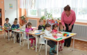 “Нереально навчити чогось дітей, коли їх 30, а я одна!” Умови у дитсадах обурюють вихователів
